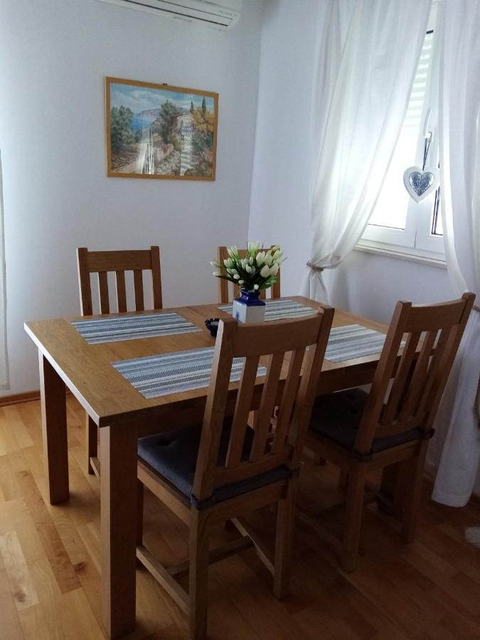 Apartman Mikola With Sea View 트로기르 외부 사진